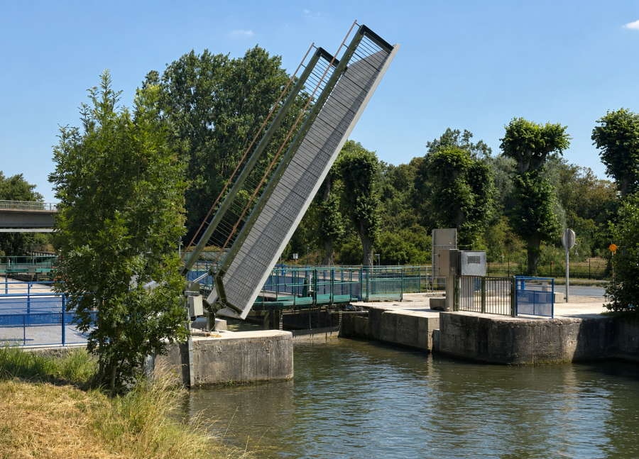 Photo de la passerelle de Saint-Venant en cours d'ouverture.