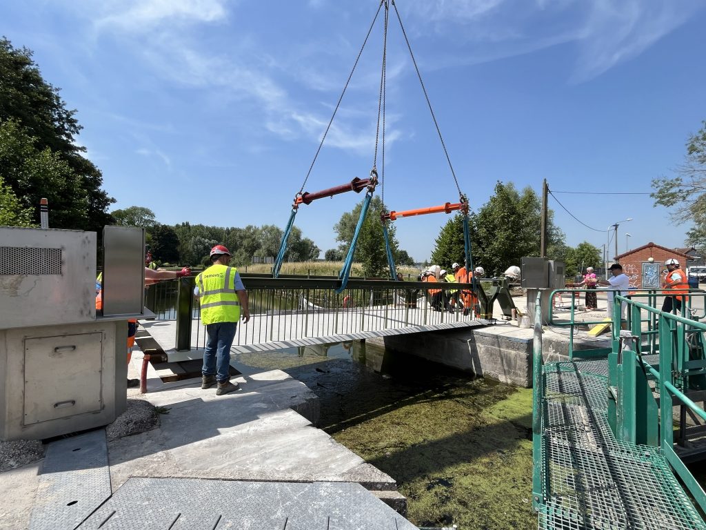 Pose de l'ouvrage à la grue par DEMOUY et ACCMA