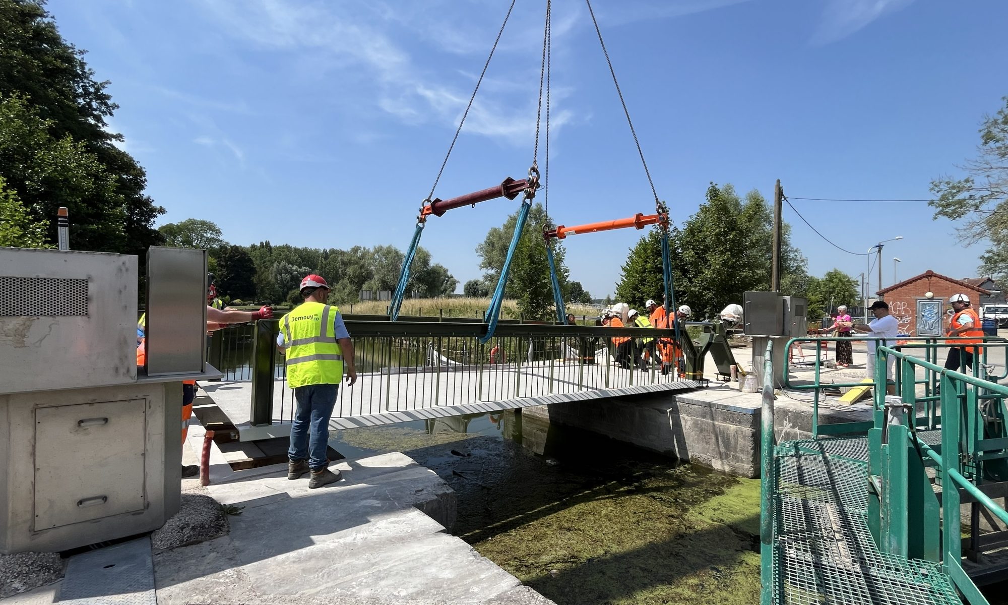 Pose de l'ouvrage à la grue par DEMOUY et ACCMA